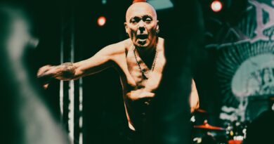 Punk’s not dead, I know: The Exploited se despede do público paranaense com apresentação enérgica