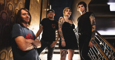 Laura Jane Grace, com nova banda e 3º disco solo, retorna ao Brasil em dezembro para três shows