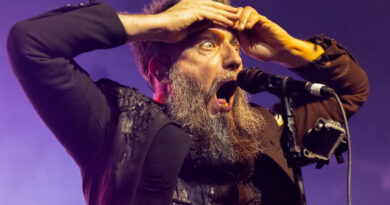 Caliban reafirma reinado e mostra que continua um dos gigantes do metalcore