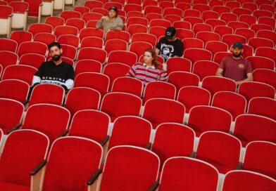 Tigers Jaw volta ao Brasil com a maturidade sensível do novo álbum Lost On You